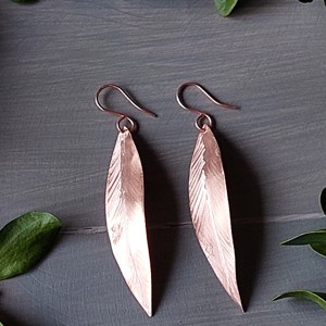 Cercei narcisă din cupru -  - Artynos.ro Cercei narcisă din cupru -  - Artynos.ro