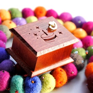 Birthday music box mahon Happy Birthday to You, Carti si creatii cu tematica muzicala, cadouri, Instrumente artizanale si muzicale, Prelucrarea lemnului, ARTYNOS