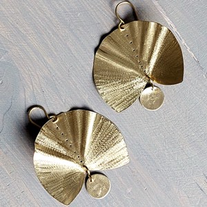 Cercei cu evantai din alamă specială - bijuterii - cercei lungi - Artynos.ro Cercei cu evantai din alamă specială - bijuterii - cercei lungi - Artynos.ro