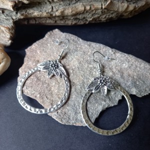 Cercei inelari decorati individual , Bijuterii, Cercei, Cercei Hoops, , Cercei inelari de culoare argintie, decorati in mod unic. 
Diametrul inelului: 3,7 cm


Prin transf..., ARTYNOS