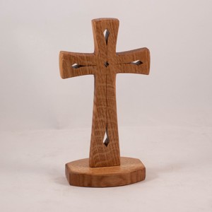 Cruce de lemn pe piedestal cu model, cruce de masă -  - Artynos.ro