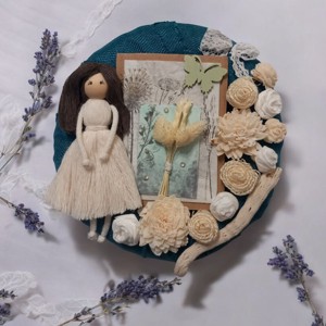 Coroană turcoaz din iută cu păpușă macramé și flori din hârtie vintage -  - Artynos.ro