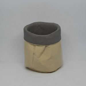 Ghiveci de beton in forma de sac incretit de culoare antracit si bej, , , ARTYNOS