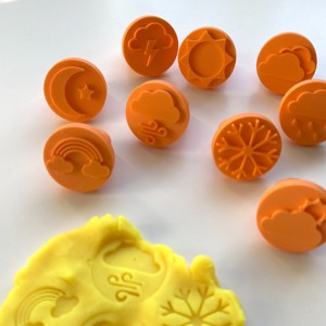 Set de stampile si forme de taiat pentru fursecuri cu tematica meteorologica � 9 piese (Soare, Nor, Ploaie, Fulg de zapada, Fulger etc.) - Artynos.ro