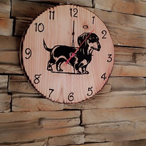 Ceas de perete din lemn cu câine dachshund -  - Artynos.ro