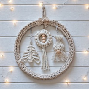 Decor de perete de Crăciun bej strălucitor cu pin macramé și gnom -  - Artynos.ro Decor de perete de Crăciun bej strălucitor cu pin macramé și gnom -  - Artynos.ro