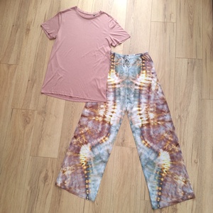 [S-M] Set loungewear/pijama ultra-confortabil unicat, Imbracaminte si moda, Haine dama, Haine maternitate, , Set loungewear / pijama ultra-confortabil, format din tricou lejer, foarte fin, roz prafuit si pant..., ARTYNOS