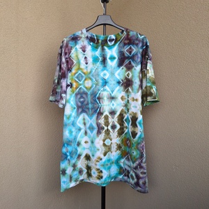 [L] Tricou bumbac unisex vopsit manual unicat glitch, Imbracaminte si moda, Haine barbati, Tricouri barbati, Altele, Tricou din bumbac vopsit manual prin tehnica ice dye, un proces lent de peste 24 de ore ce creeaza ..., ARTYNOS