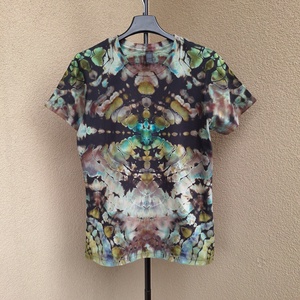 [M] Tricou rock psihedelic bumbac unicat negru verde, Imbracaminte si moda, Haine dama, Tricou si top de dama, Altele, Tricou din bumbac dens, cu un design geometric complex tip mozaic in nuante de verde muschi, maro s..., ARTYNOS