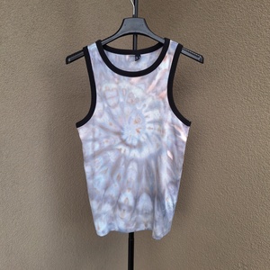 [M] Top de vara unicat nuante pastel spirala tiedye, Imbracaminte si moda, Haine dama, Tricou si top de dama, Altele, Maiou din material reiat, vopsit manual in nuante pastel care contrasteaza frumos cu marginile negr..., ARTYNOS