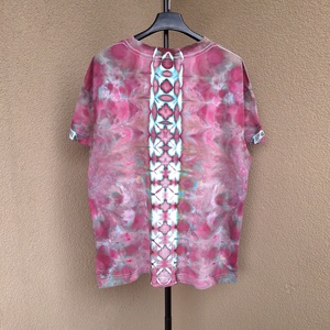 [S-M] Tricou vopsit manual unicat mandala roz zmeură - îmbrăcăminte și modă - haine damă - tricou și top de damă - Artynos.ro