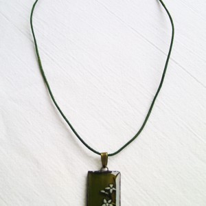 Narcise albe pictate manual, pandantiv din sticlă tiffany - bijuterii - coliere - pandative - Artynos.ro