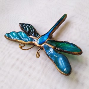 Broșă exclusivă cu libelulă iridescentă albastră - bijuterii - broșe - Artynos.ro