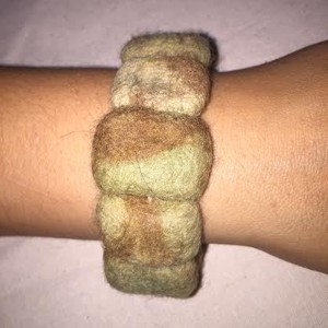 Bratara din pasla verde (Keki)-maro - Artynos.ro
