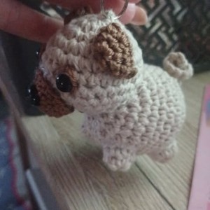 Breloc cu un mops crosetat - Artynos.ro
