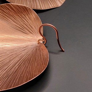Cercei cu petale în stil minimalist din cupru strălucitor -  - Artynos.ro Cercei cu petale în stil minimalist din cupru strălucitor -  - Artynos.ro