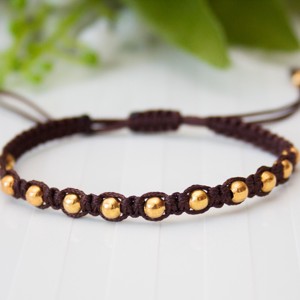 Brățară macramé împletită - Mărgele maro -  - Artynos.ro