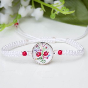 Bratara impletita in stil macrame � Flori cu motive folclorice, alba - Artynos.ro
