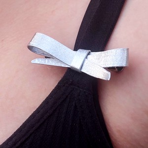 Pin arc de argint și arc de păr -  - Artynos.ro Pin arc de argint și arc de păr -  - Artynos.ro