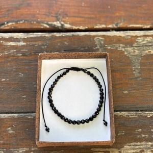 Bratara neagra unisex onix, Bijuterii, Bratari, Bratara cu margele, Confectionarea bijuteriilor, Bratara cu margele fatetate de onix, reglabila, pe snur negru.
Simpla si eleganta.
Pentru femei sau..., ARTYNOS