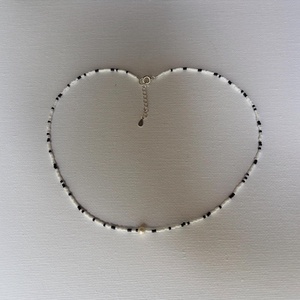 Colier miyuki alb negru cu perla centrala - Artynos.ro