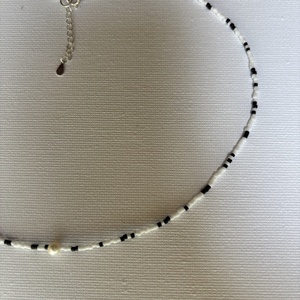 Colier miyuki alb negru cu perla centrala - bijuterii - coliere - coliere din mărgele - Artynos.ro