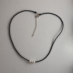 Colier negru cu perle de cultura - bijuterii - coliere - coliere din mărgele - Artynos.ro