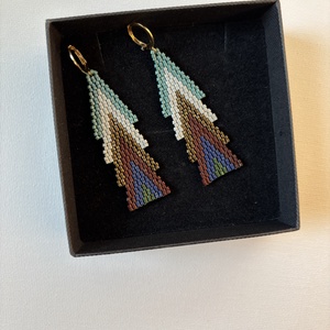 Cercei braduti din margele Craciun - bijuterii - cercei - cercei din mărgele - Artynos.ro