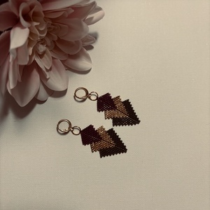 Cercei cu auriu si mov, Bijuterii, Cercei, Cercei din margele, Confectionarea bijuteriilor, Cercei lungi cusuti de mana margeluta cu margeluta in 3 culori, violet, auriu si verde inchis.
Se p..., ARTYNOS