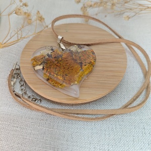 Pandantiv inima cu licheni naturali – cadou pentru femei, Bijuterii, Coliere, Pandative, , Pandantiv cu flori naturale de albastrea si cununita, o bijuterie delicata inspirata din frumusetea..., ARTYNOS