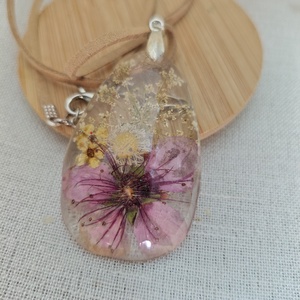 Pandantiv cu flori naturale � cadou floral deosebit pentru femei - Artynos.ro