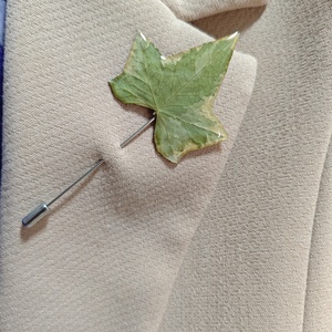 Broșă cu frunze naturale de iederă � broșă florală tip pin, cadou pentru femei - bijuterii - broșe - Artynos.ro