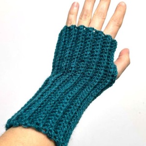 Manusi fara degete crosetate manual - îmbrăcăminte și modă - curele și catarame artizanale - alte accesorii - Artynos.ro