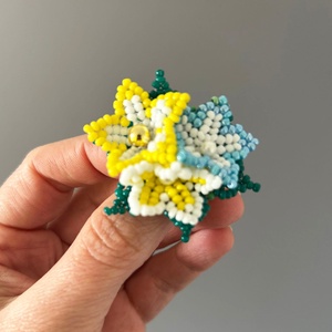 Brose lucrate cu margele toho  - bijuterii - broșe - Artynos.ro