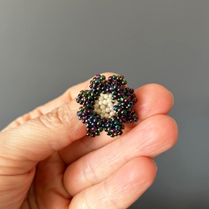 Brose lucrate cu margele toho  - bijuterii - mărțișor - Artynos.ro