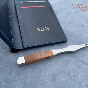 Portofel Personalizat Slim Stand up din piele naturala lucrat integral manual in Romania - geantă și husă - portofele, huse, suporturi - portofel - portofel bărbați - Artynos.ro