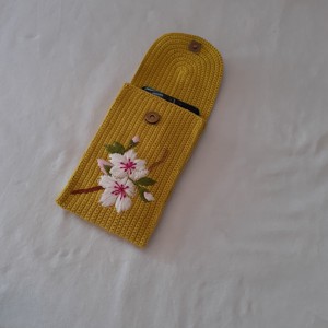 Carcase de telefon croșetate și brodate cu patent magnetic -  - Artynos.ro