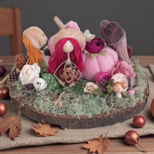 Decorațiune de masă de toamnă cu fete și dovleci � decorațiune din discuri de lemn realizată manual (25 cm) -  - Artynos.ro