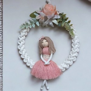 Decorațiune de perete de primăvară - păpușă macramé cu flori - casă & stil de viață - decorațiuni de casă - decorațiuni de pereți - decor de pereți, macrame - Artynos.ro