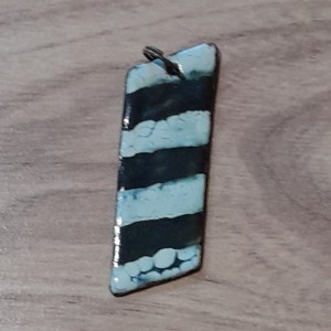 Pandantiv din email cu dungi "Zebra", Bijuterii, Coliere, Coliere cu pandantive, Confectionarea bijuteriilor, Smalt, .tehnica smaltului cu noroi, pandantiv cu smalt ars la caldura mare.
Dimensiune: 5x1,5cm, ARTYNOS