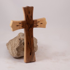 Cruce din lemn modelată, cruce de perete -  - Artynos.ro