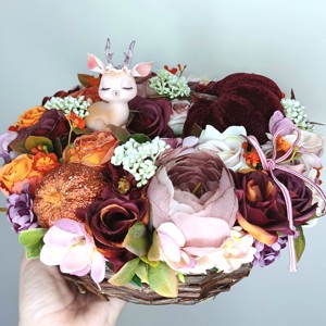 Coș floral cu gene false și căprioară -  - Artynos.ro