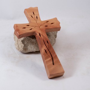 Cruce din lemn cu model, cruce de perete  - Artynos.ro