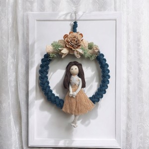 Decorațiune de perete din macramé albastru benzină cu păpușă din macramé bej-maro, fructe naturale, lichen -  - Artynos.ro
