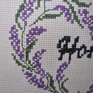 Levendulás falikép - arte vizuale și accesorii  - imagini cu broderii - broderii în cruciuliță pe țesătură - Artynos.ro