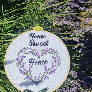 Levendulás falikép - arte vizuale și accesorii  - imagini cu broderii - broderii în cruciuliță pe țesătură - Artynos.ro