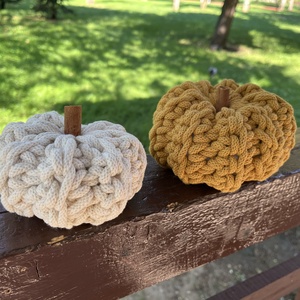 Decorațiune croșetată de toamnă - dovlecel cu codiță din scorțișoară, Casă & Stil de viață, Accesorii pentru decorat casa, Decorațiuni de masă și decorațiuni pentru rafturi , Decorațiuni de masă, Croșetat, ARTYNOS