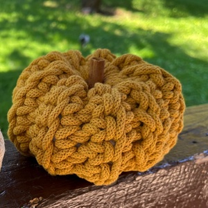 Decoratiune crosetata de toamna - dovlecel cu codita din scortisoara - Artynos.ro