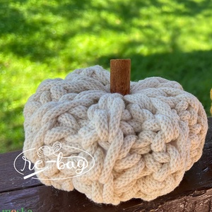 Decoratiune crosetata de toamna - dovlecel cu codita din scortisoara - Artynos.ro