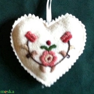 Tűpárna, Hímzett szív kunsági motívummal, Accesorii de Craciun, Decoratiuni de Craciun de casa, Decoratiuni usi de Craciun, Broderie, Cusatura, ARTYNOS